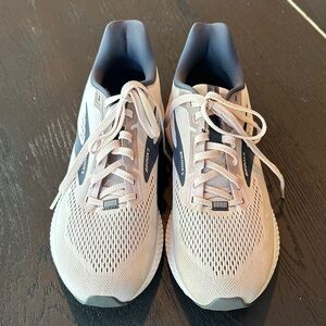 Brooks Launch 8 light lavender  and grey Running Shoes